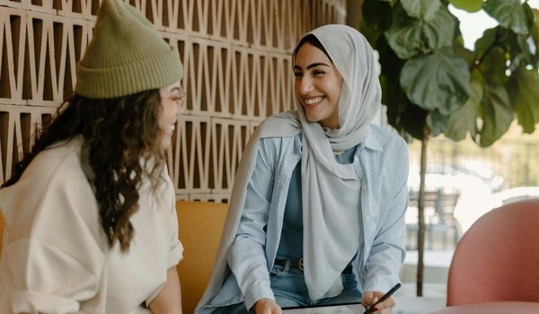 马来西亚泰莱大学提供多种奖学金与助学金计划，主要面向学业成绩优秀的学生、特定人才类型以及符合家庭经济条件限制的申请者。助学金政策并不完全统一，而是根据学生类型、课程层级及资格条件来区分。整体来看，这些资助可以在一定程度上帮助普通家庭减轻教育负担，但是否&ldquo;适合普通家庭&rdquo;，需要根据家庭收入、学生成绩及资助类型来具体判断。